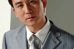 赵毅主演的电影赏析 《飞》讲述一个关于理想主义的寓言 