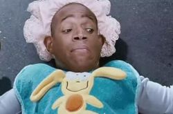 马龙韦恩斯小孩好黑剧情简介 曾被怀疑是侏儒 