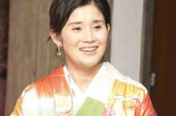 石田光短发干练十足 曾饰演清纯大学生令人心动 