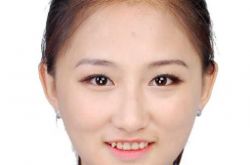 徐扬的照片风采不减 出演《十月围城》演技获赞 