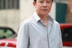 孙思翰的妻子刘茜首次曝光 养父也随之热播一改往日形象 