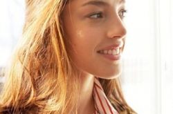 奥莉薇瑟尔比荣升新女神 《特警判官》制服少女获热捧 