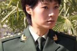 范志博主演女装甲团长化身霸气御姐 率真个性引热议 