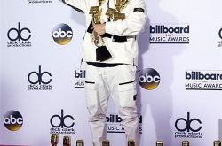 Drake13项大奖破记录 防弹少年团最佳社交艺人大奖席琳迪翁回忆杀引全场泪目2017公告牌音乐大奖完整获奖名单