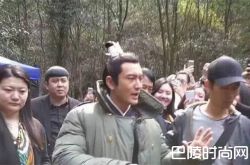 穿古装的黄晓明拍戏遭粉丝们围观 简直要帅破天际