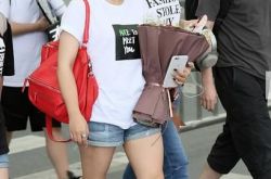 离婚后事业翻身发福 何洁全副武装现身机场获赠鲜花 小粗腿抢镜