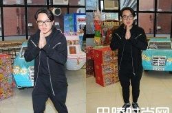 王祖蓝一身素黑抵达外公灵堂 妈妈面容憔悴李亚男怀孕不来