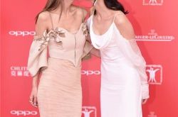 薛凯琪张钧甯红毯上演“女女之吻”