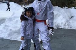 贝克汉姆一家度假滑雪 小七被老爸实力呵护