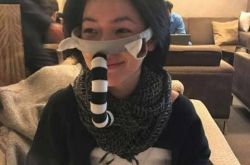 小S示范一秒变大象 新买的发箍多种戴法很实用