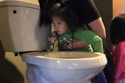 明星让女儿喝马桶水 林熙蕾泳装事件早期献身照遭扒