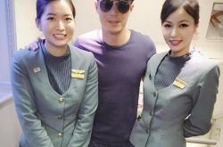 霍建华与空姐合影  霍建华被曝割过双眼皮