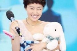 马伊琍携女度假 母女三人成一道靓丽的风景线