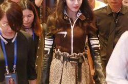 热巴大热天穿皮衣秀美腿露白嫩肌肤 疾走与助理聊天心情好