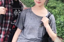 舒畅晒与侄女合照似姐妹花 侄女秀美腿抢镜