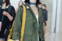 景甜军绿外套配飘逸白裙 齐肩短发造型时尚灵动