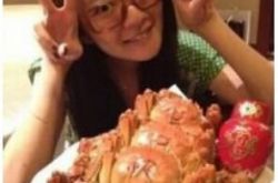 这才是蟹后！安以轩回娘家吃大闸蟹 超大钻戒抢镜