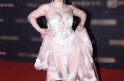 芙蓉姐姐发胖后穿透视裙，胸前的肉都溢出来了