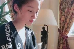 关晓彤浴后素颜自拍照曝光 网友关注的却是胸