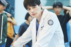 《LIFE》首播收视率破《漂亮姐姐》纪录 李栋旭披白袍太帅了