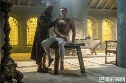 《罗宾汉：起源》埃哲顿狂秀大胸肌影帝赞天生英雄料子