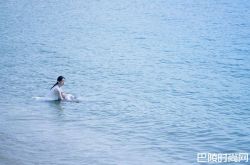 《玩命贴图》任容萱挑战深潜 身上绑铅块沉入海底