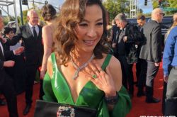 金球奖杨紫琼手一摆 祖母绿戒指走红毯