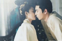 《东宫》被删2段吻戏曝光 李承鄞床上硬压强吻小枫