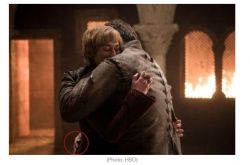 权力的游戏穿帮BUG 詹姆被砍断的右手长出来了