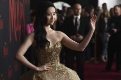 花木兰首映会 刘亦菲被逼问武汉家人