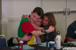 《汉娜的遗言》最终季上线时间确定了 演员不舍相拥爆哭