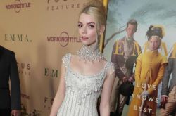 安雅·泰勒-乔伊拍新戏造型曝光 美出新境界