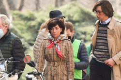 Lady Gaga新片造型剧照首曝光 黑发复古造型扮时尚黑寡妇