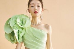 ​“凡尔赛”张蓝心亮相上海电影节，戴“鸽子蛋”宣传新电影