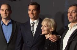 《猎魔士》第二季首播回归 亨利卡维尔带家人出席首映