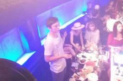 王思聪夜场忙交际 美女环绕一夜消费12万