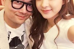 赵丽颖晒与经纪人亲密合照并撒娇说想他 粉丝大呼吃醋