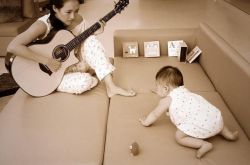 章子怡对着女儿醒醒弹吉他 网友：背影肉嘟嘟真可爱