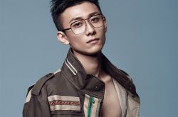 张一山当街猛亲男友人 曾自曝私下不注意形象担心被偷拍