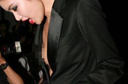 乐基儿出席活动不慎爆乳头 揭秘乐基儿黎明离婚内幕