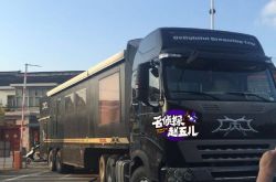 周迅豪华房车曝光 霍建华当乾隆了还自己打伞