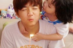 洪欣女儿献吻哥哥 洪欣女儿近照大眼迷人