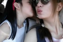 赵薇女儿最新照片曝光 大眼尖脸神似赵薇