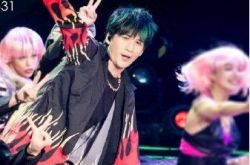 大张伟宋茜被疑假唱 话筒没拿歌声却在飘？