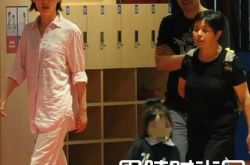 邓超孙俪带儿女逛商场 小花妹妹正面照曝光超可爱