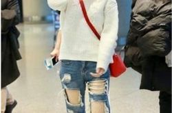 李小璐走平路摔跤，旁边的男士笑得太欢脱！