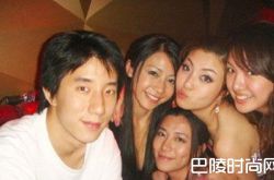 房祖名辣妹相伴左右 与美女交头接耳甚是亲昵