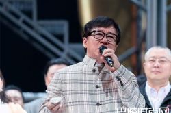 成龙忆母亲泪崩 一个追忆母亲的儿子