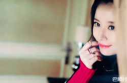 林心如被赞女强人 素颜直播化妆自信十足