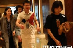 郑爽带替身出席素颜出镜 最新消息与杨洋公开恋情私会证据曝光